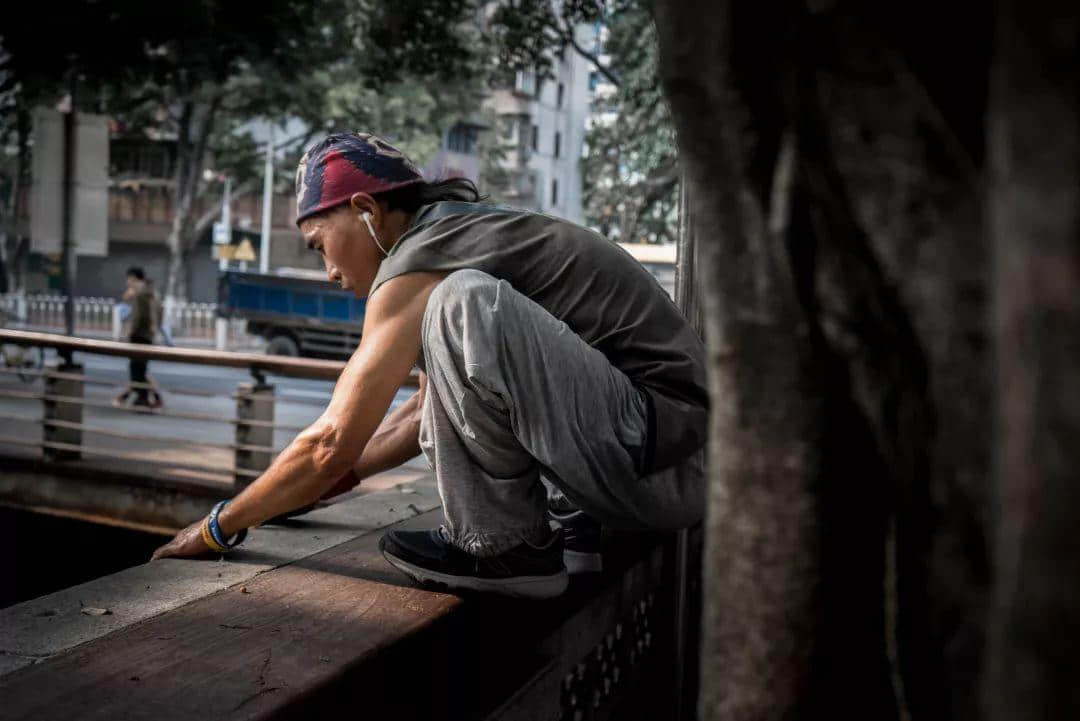 在本该跳广场舞的年纪里,他却选择了跑酷 在本该跳广场舞的年纪里,他却选择了跑酷