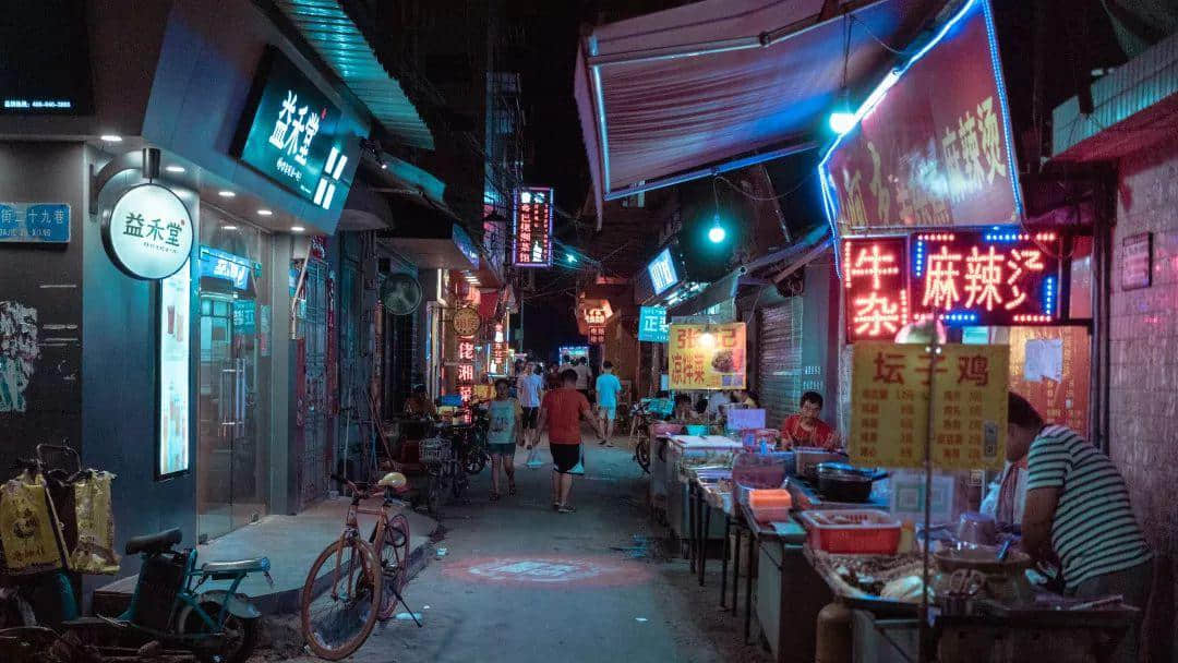 你在天河的市中心纸醉金迷,我在北亭的宵夜摊烂醉如泥 你在天河的市中心纸醉金迷,我在北亭的宵夜摊烂醉如泥