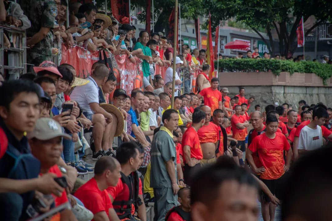 广州年轻人宁愿吃鸡不看龙舟 | 广府龙舟文化会式微吗? 广州年轻人宁愿吃鸡不看龙舟 | 广府龙舟文化会式微吗?