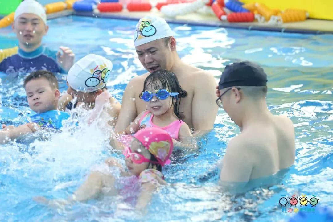 “感恩•臻爱•成长——两店同庆 感恩遇见” 暨吐泡泡亲子游泳俱乐部番禺店周年庆 “感恩•臻爱•成长——两店同庆 感恩遇见” 暨吐泡泡亲子游泳俱乐部番禺店周年庆