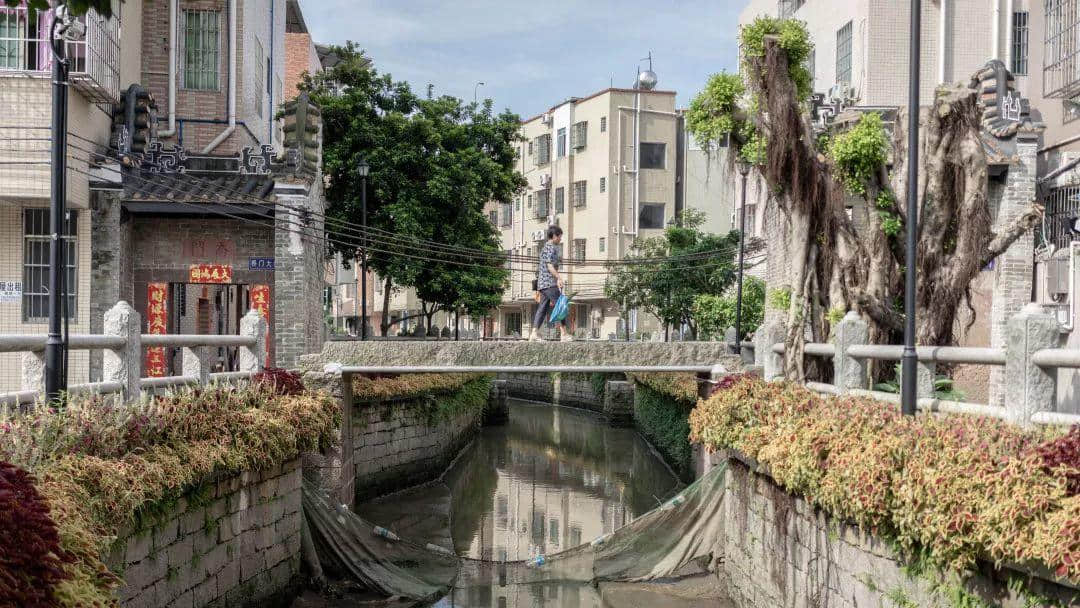 你在天河的市中心纸醉金迷,我在北亭的宵夜摊烂醉如泥 你在天河的市中心纸醉金迷,我在北亭的宵夜摊烂醉如泥