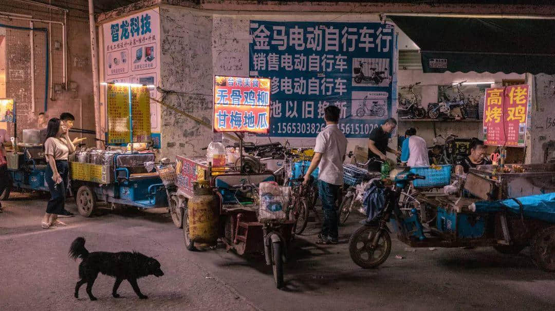 你在天河的市中心纸醉金迷,我在北亭的宵夜摊烂醉如泥 你在天河的市中心纸醉金迷,我在北亭的宵夜摊烂醉如泥