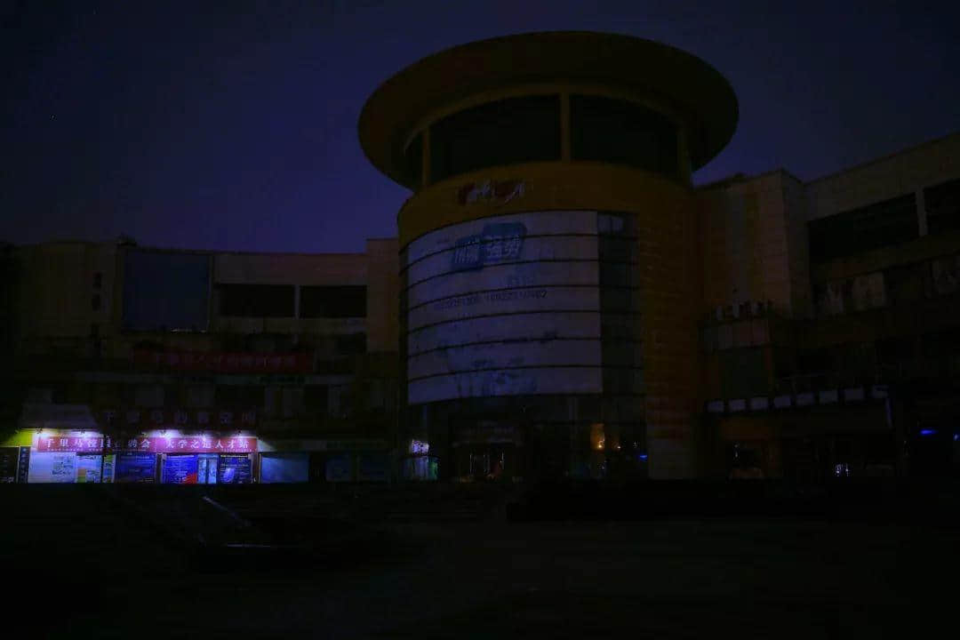 你在天河的市中心纸醉金迷,我在北亭的宵夜摊烂醉如泥 你在天河的市中心纸醉金迷,我在北亭的宵夜摊烂醉如泥