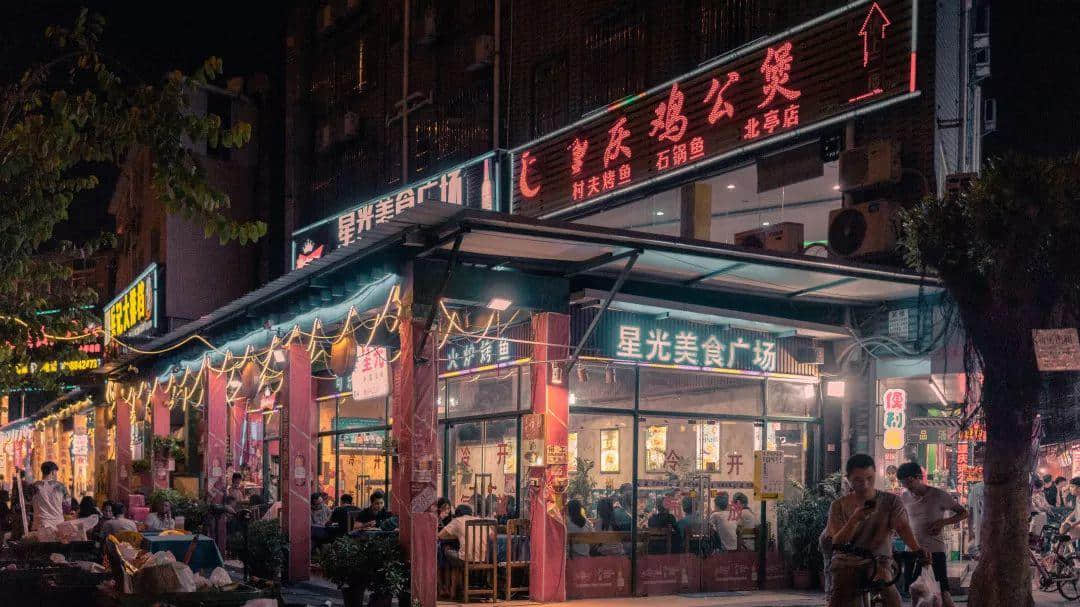 你在天河的市中心纸醉金迷,我在北亭的宵夜摊烂醉如泥 你在天河的市中心纸醉金迷,我在北亭的宵夜摊烂醉如泥