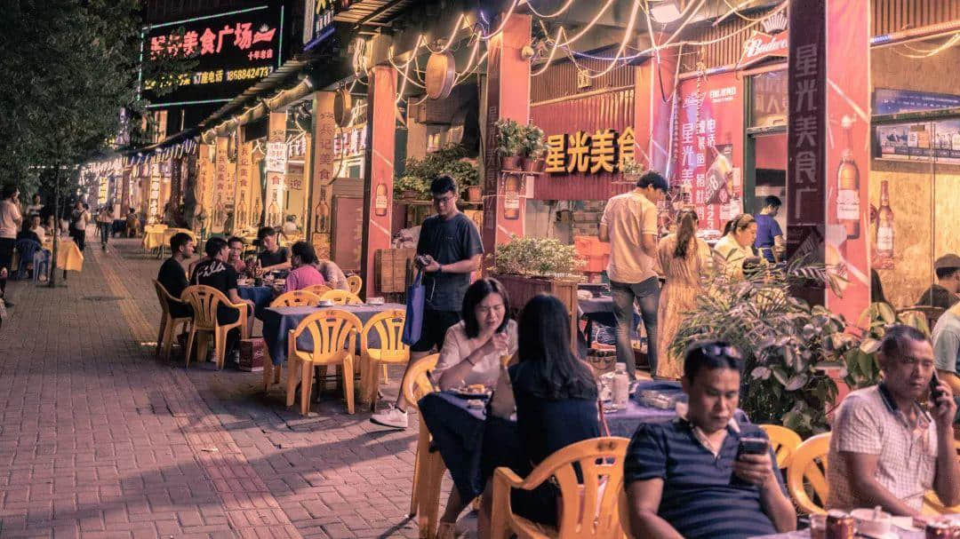 你在天河的市中心纸醉金迷,我在北亭的宵夜摊烂醉如泥 你在天河的市中心纸醉金迷,我在北亭的宵夜摊烂醉如泥