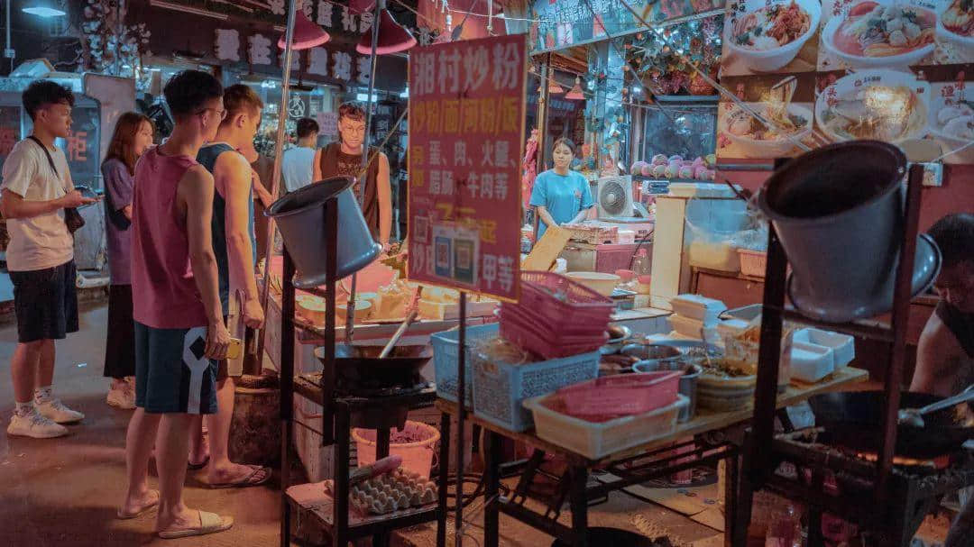 你在天河的市中心纸醉金迷,我在北亭的宵夜摊烂醉如泥 你在天河的市中心纸醉金迷,我在北亭的宵夜摊烂醉如泥