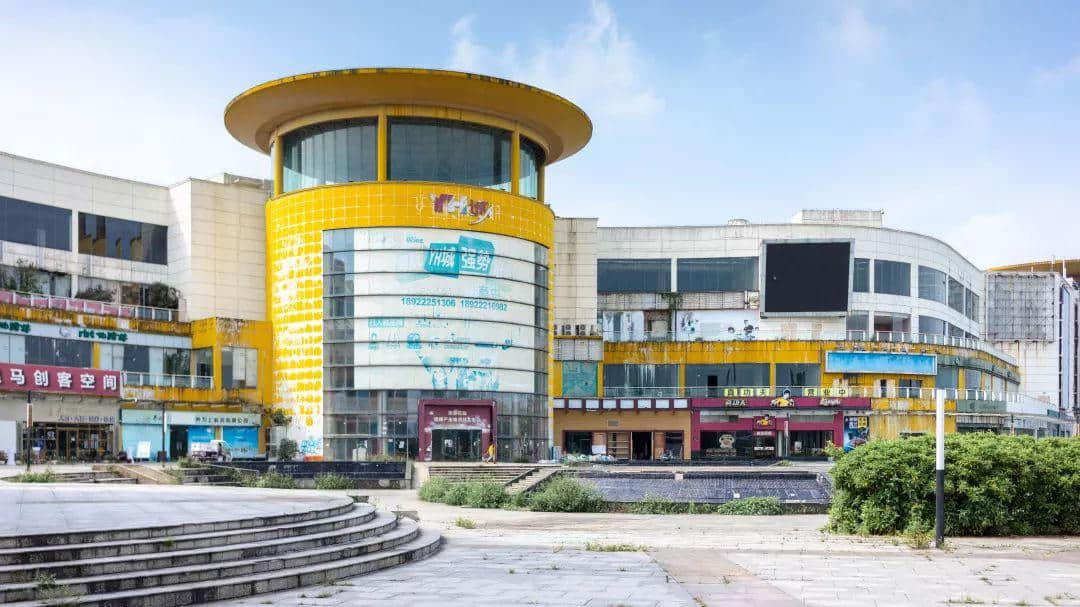 你在天河的市中心纸醉金迷,我在北亭的宵夜摊烂醉如泥 你在天河的市中心纸醉金迷,我在北亭的宵夜摊烂醉如泥