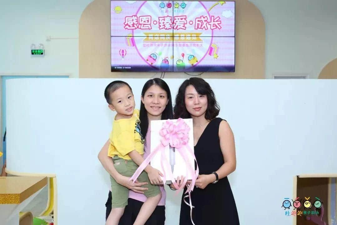 “感恩•臻爱•成长——两店同庆 感恩遇见” 暨吐泡泡亲子游泳俱乐部番禺店周年庆 “感恩•臻爱•成长——两店同庆 感恩遇见” 暨吐泡泡亲子游泳俱乐部番禺店周年庆