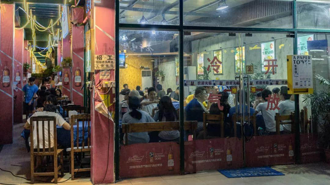 你在天河的市中心纸醉金迷,我在北亭的宵夜摊烂醉如泥 你在天河的市中心纸醉金迷,我在北亭的宵夜摊烂醉如泥