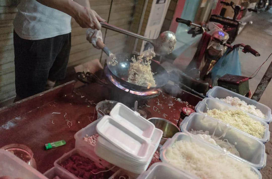 你在天河的市中心纸醉金迷,我在北亭的宵夜摊烂醉如泥 你在天河的市中心纸醉金迷,我在北亭的宵夜摊烂醉如泥