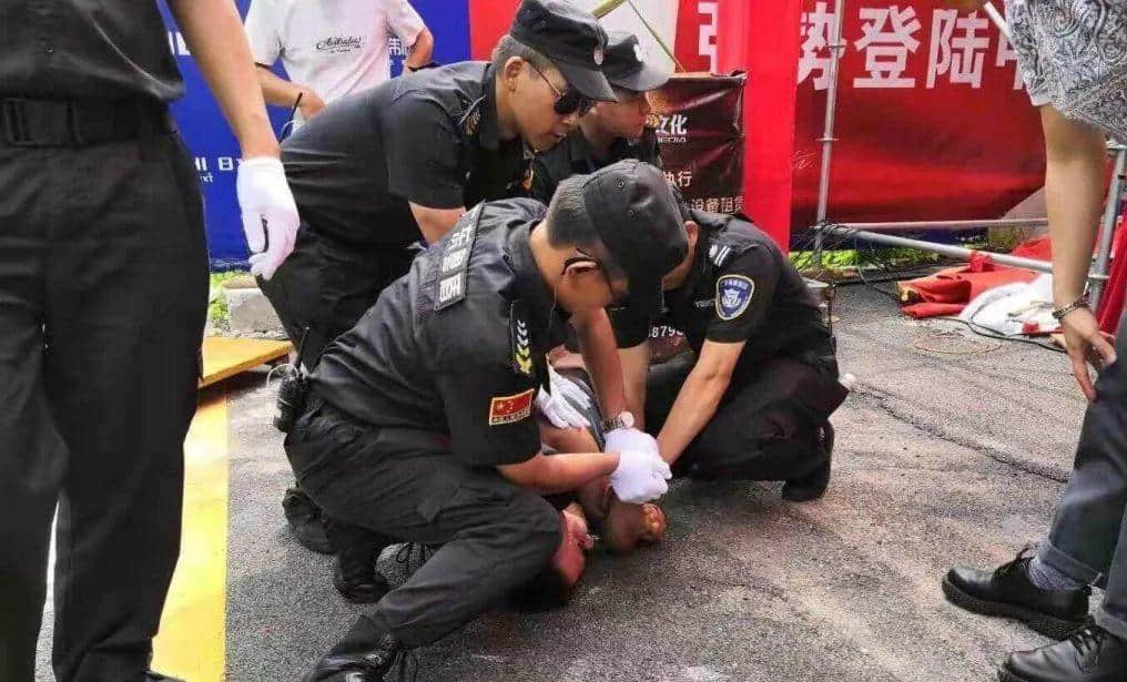 任达华当众被刺,明星出外带保镖为面还是为命? 任达华当众被刺,明星出外带保镖为面还是为命?