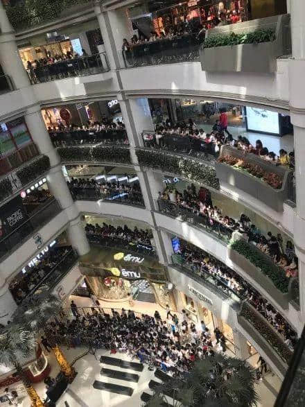 任达华当众被刺,明星出外带保镖为面还是为命? 任达华当众被刺,明星出外带保镖为面还是为命?