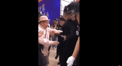 任达华当众被刺,明星出外带保镖为面还是为命? 任达华当众被刺,明星出外带保镖为面还是为命?