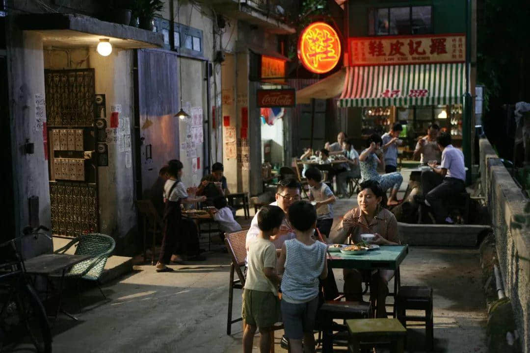 便利店中的广州人:热闹远去,孤独来袭 便利店中的广州人:热闹远去,孤独来袭