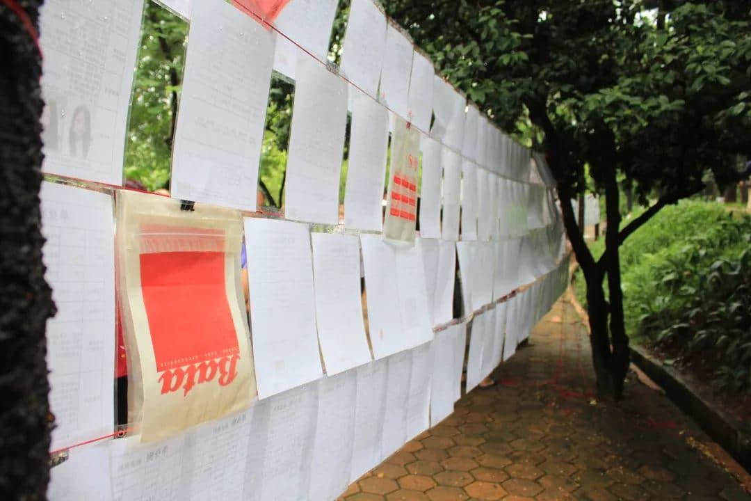 天河公园相亲角,大爷大妈唱主角 天河公园相亲角,大爷大妈唱主角