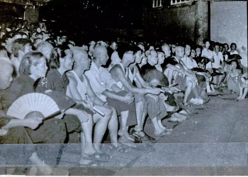 陈干臣:现代粤语讲古第一人 20世纪80年代广州文化公园说书时盛况,颜志图先生供图