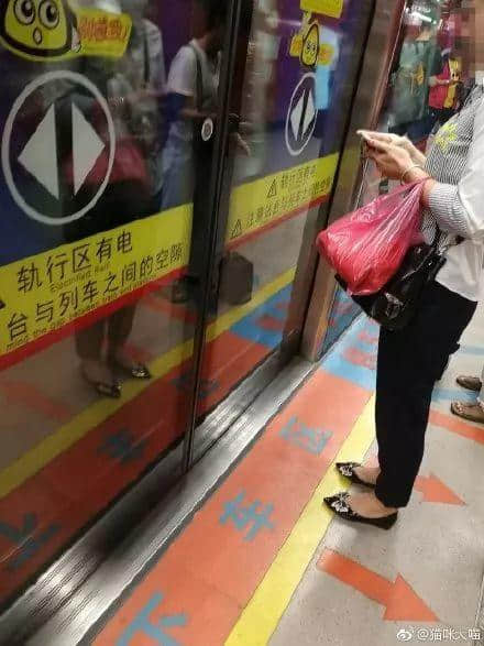 广州人的地铁公德到底强不强? 广州人的地铁公德到底强不强?