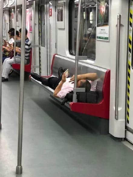 广州人的地铁公德到底强不强? 广州人的地铁公德到底强不强?