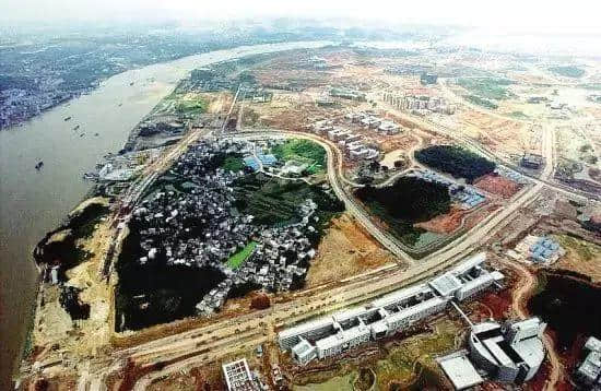 大学城拆迁15年:有人奔驰宝马,有人扫地营生 大学城拆迁15年:有人奔驰宝马,有人扫地营生