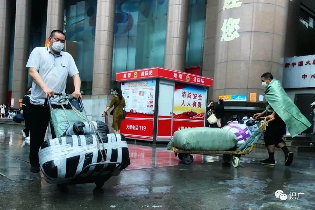 广州拉货工:“卖力”维生的时代边缘人 广州拉货工:“卖力”维生的时代边缘人