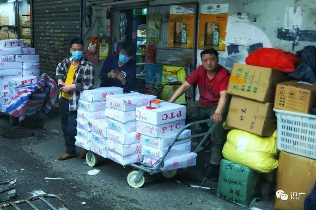 广州拉货工:“卖力”维生的时代边缘人 广州拉货工:“卖力”维生的时代边缘人