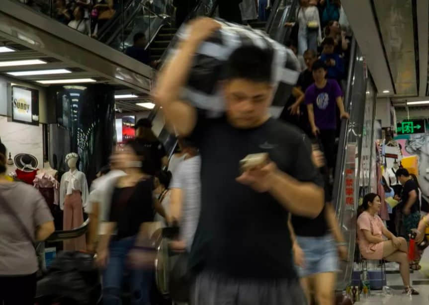 疫情下的城市——广州服装专业市场实录 疫情下的城市——广州服装专业市场实录