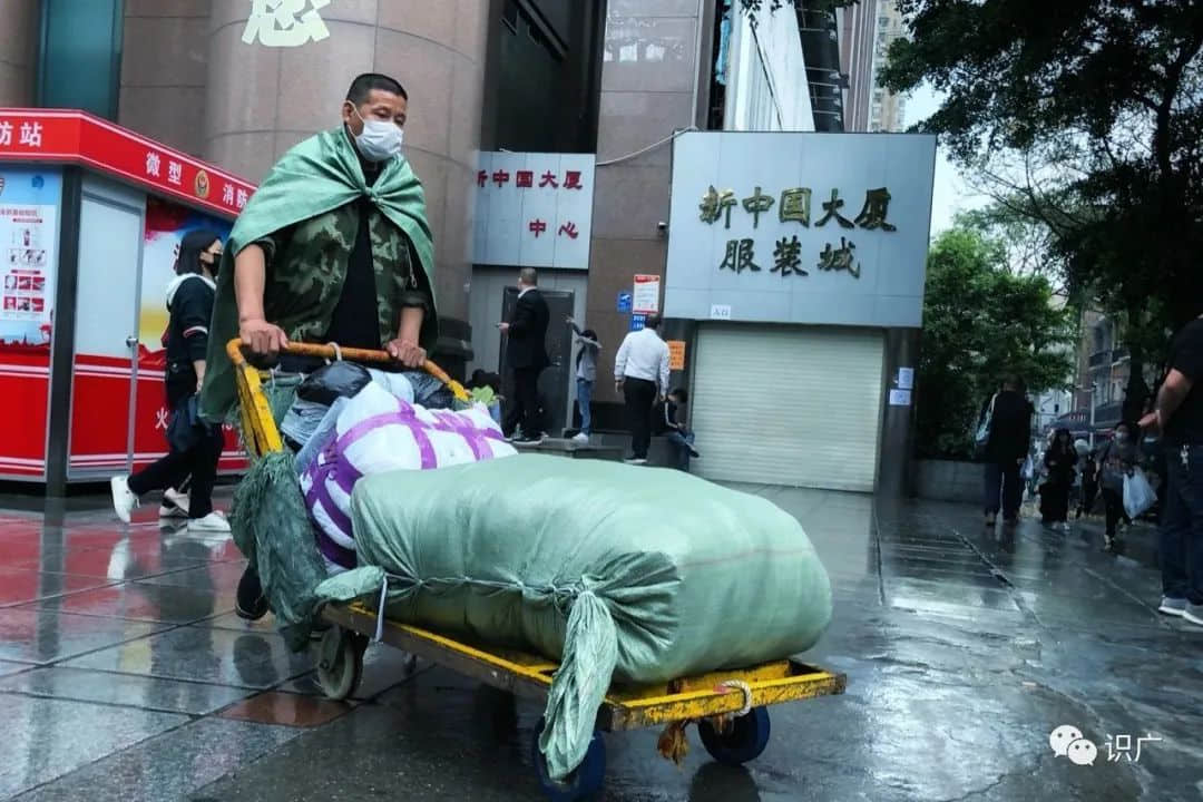 广州拉货工:“卖力”维生的时代边缘人 广州拉货工:“卖力”维生的时代边缘人