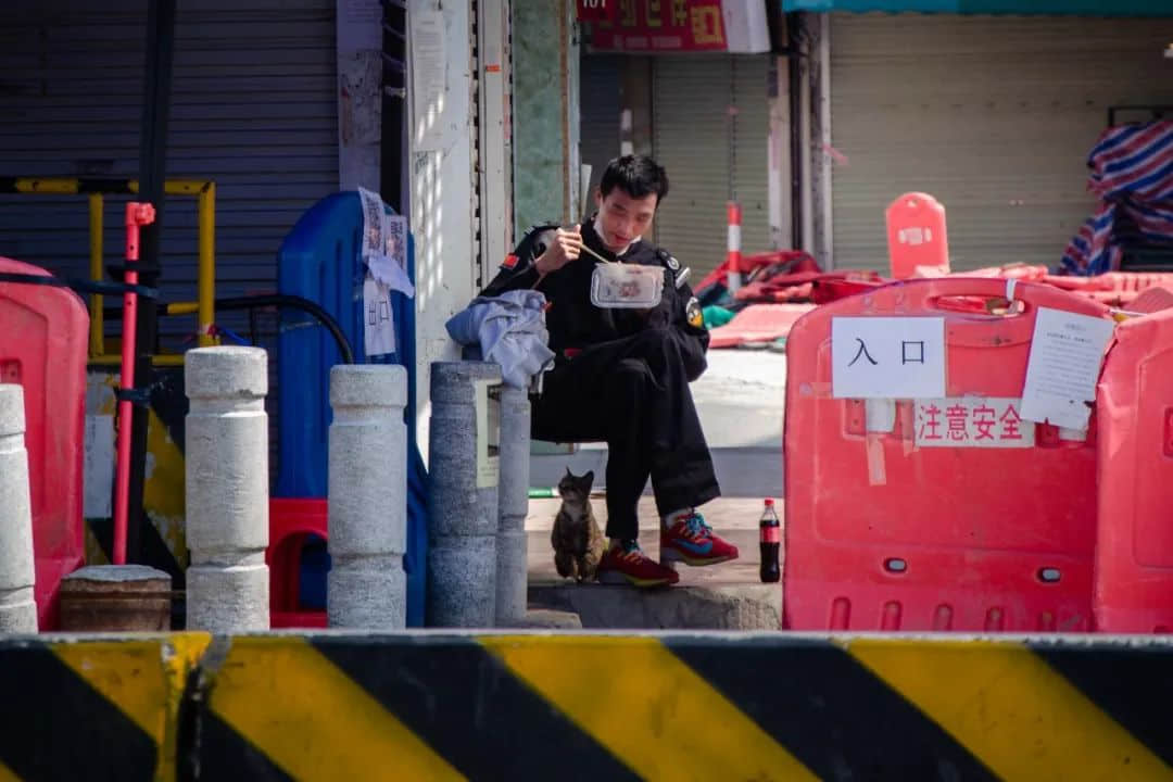 疫情下的城市——广州服装专业市场实录 疫情下的城市——广州服装专业市场实录