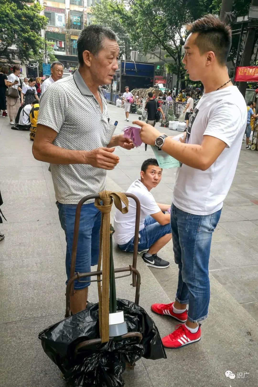 广州拉货工:“卖力”维生的时代边缘人 广州拉货工:“卖力”维生的时代边缘人