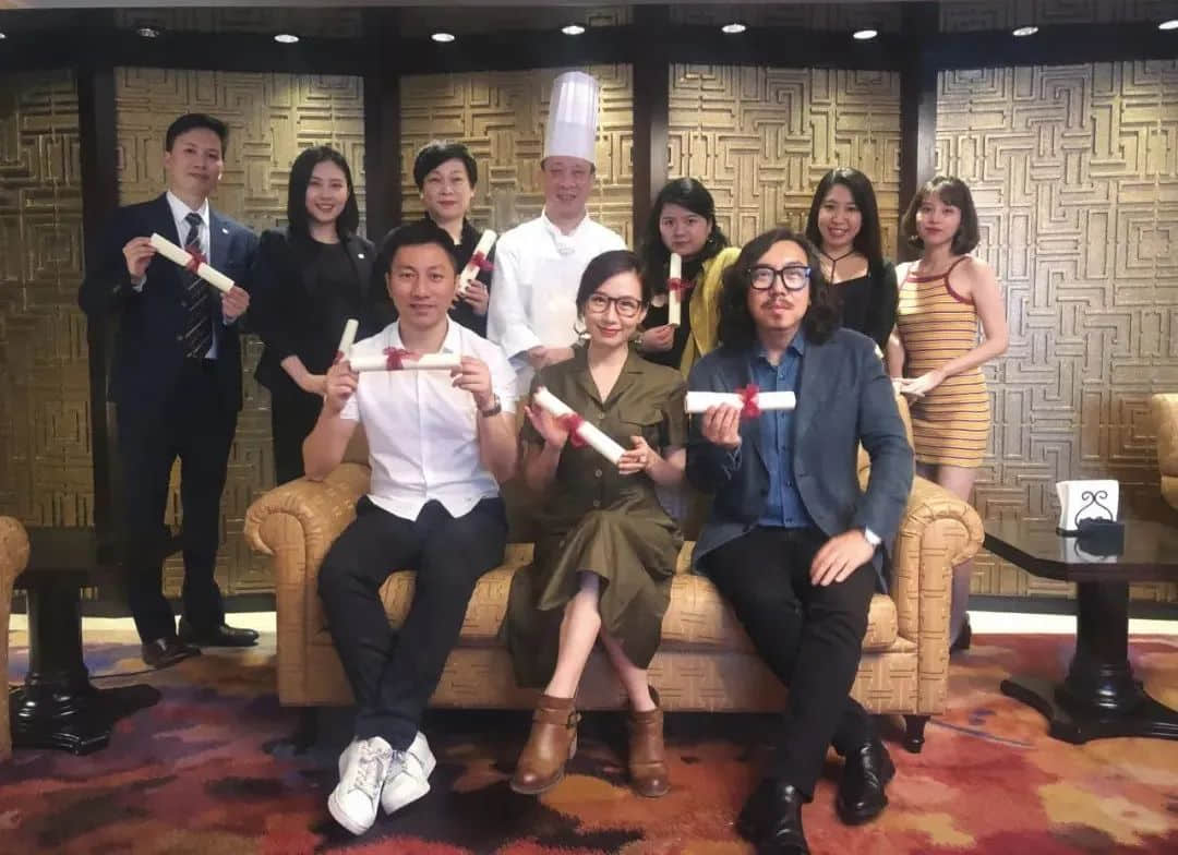 近代名门家宴与现代名厨私房菜 梁炳基与食客在水晶轩合影