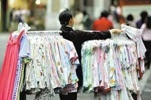 广州地摊风云|一场城管和走鬼的猫鼠游戏 广州地摊风云|一场城管和走鬼的猫鼠游戏