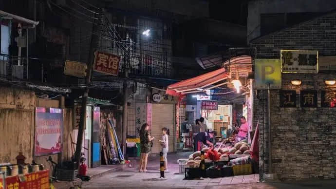 真正决定广州气质的,是生活在底层的小市民|对话《广州传》作者叶曙明 真正决定广州气质的,是生活在底层的小市民|对话《广州传》作者叶曙明