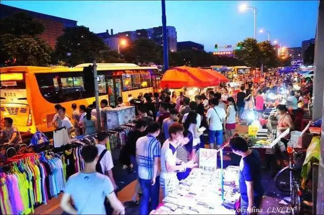 广州地摊风云|一场城管和走鬼的猫鼠游戏 广州地摊风云|一场城管和走鬼的猫鼠游戏