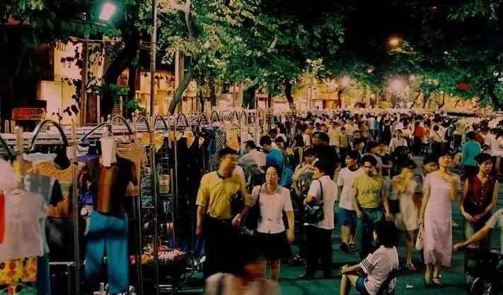 广州地摊风云|一场城管和走鬼的猫鼠游戏 广州地摊风云|一场城管和走鬼的猫鼠游戏