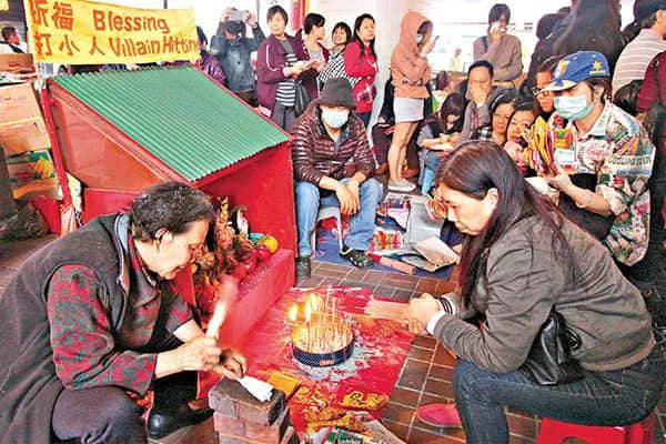 想搞掂特朗普,必须求助天桥底嘅神秘组织? 想搞掂特朗普,必须求助天桥底嘅神秘组织?