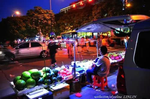 广州地摊风云|一场城管和走鬼的猫鼠游戏 广州地摊风云|一场城管和走鬼的猫鼠游戏