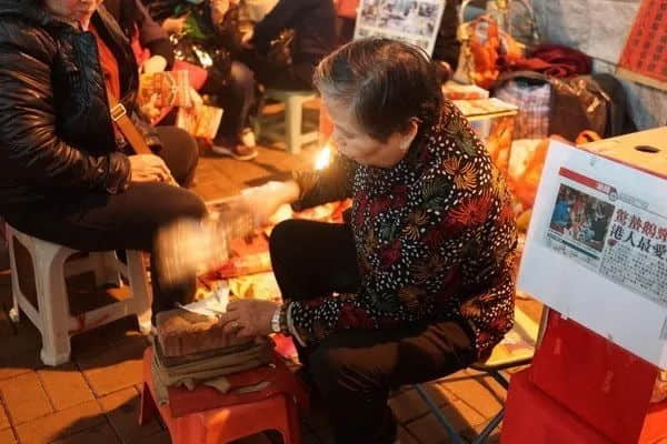 想搞掂特朗普,必须求助天桥底嘅神秘组织? 想搞掂特朗普,必须求助天桥底嘅神秘组织?