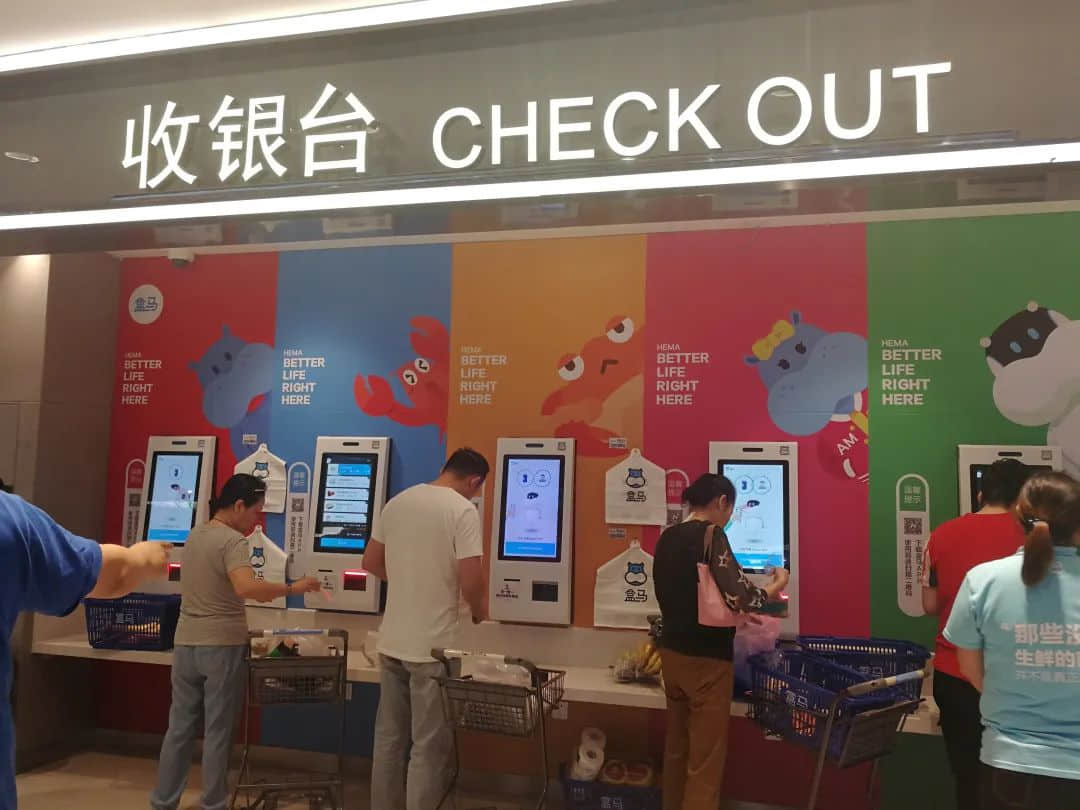 老人没有智能手机,不配活在现代社会? 老人没有智能手机,不配活在现代社会?