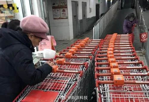 老人没有智能手机,不配活在现代社会? 老人没有智能手机,不配活在现代社会?