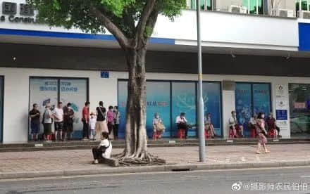 老人没有智能手机,不配活在现代社会? 老人没有智能手机,不配活在现代社会?