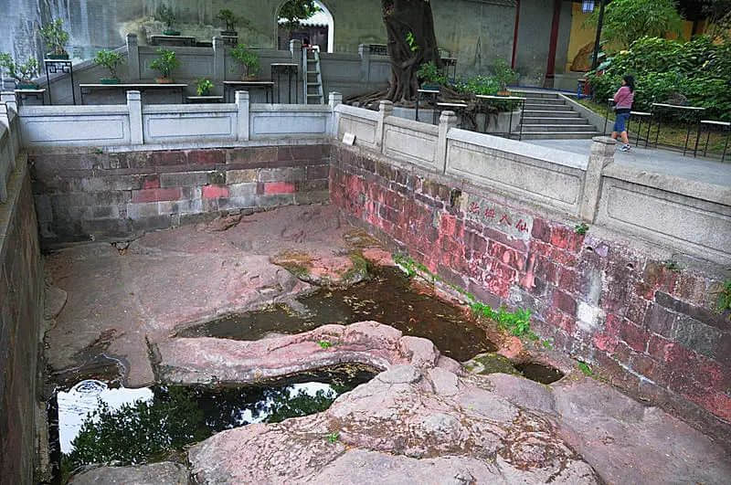 五仙观神秘的仙人拇迹，坊间的各种传闻