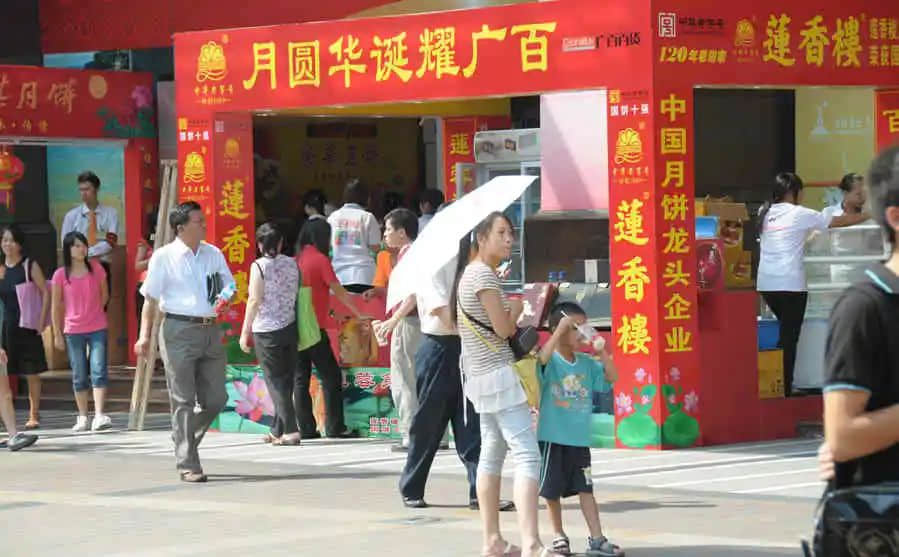 人海人潮,北京街的舞台场景转换 人海人潮,北京街的舞台场景转换