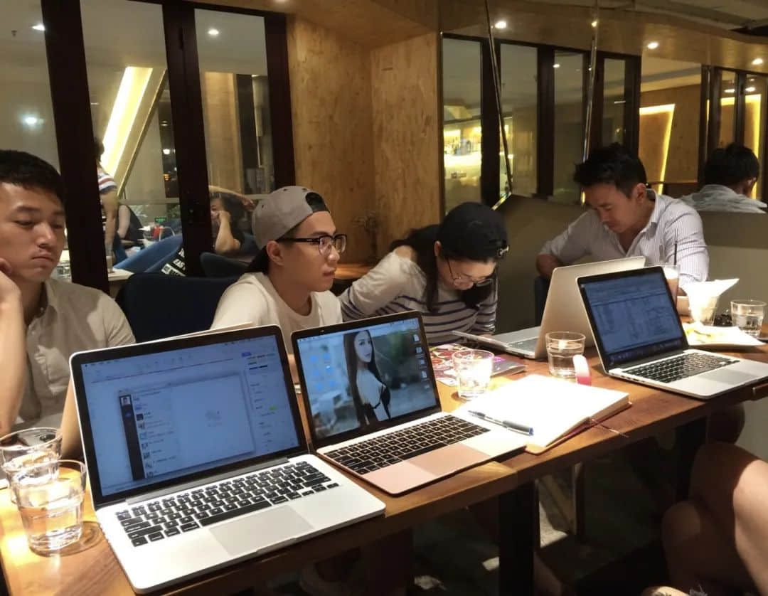 四年来,他们用镜头记录了50万广州人的动人瞬间…… 四年来,他们用镜头记录了50万广州人的动人瞬间……