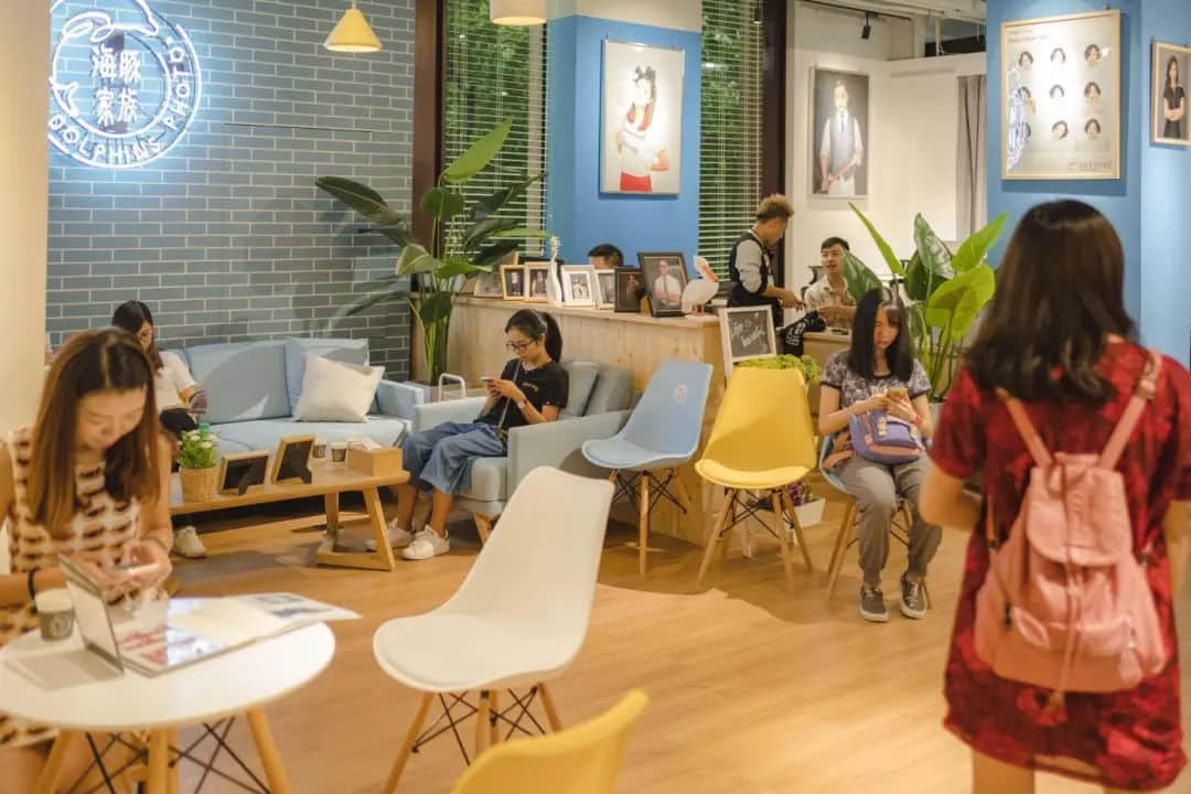 四年来,他们用镜头记录了50万广州人的动人瞬间…… 四年来,他们用镜头记录了50万广州人的动人瞬间……