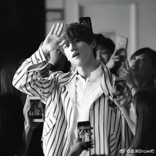 这个撬动香港娱乐圈的顶流,连TVB和四大天王都不敢得罪他...... 这个撬动香港娱乐圈的顶流,连TVB和四大天王都不敢得罪他......