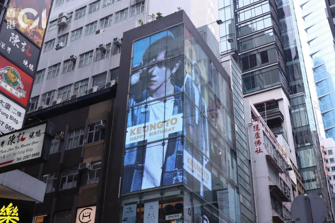 这个撬动香港娱乐圈的顶流,连TVB和四大天王都不敢得罪他...... 这个撬动香港娱乐圈的顶流,连TVB和四大天王都不敢得罪他......