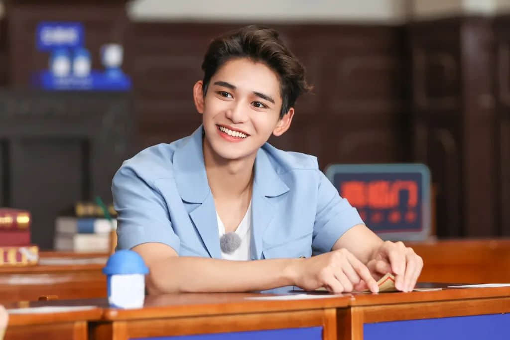 这个撬动香港娱乐圈的顶流,连TVB和四大天王都不敢得罪他...... 这个撬动香港娱乐圈的顶流,连TVB和四大天王都不敢得罪他......