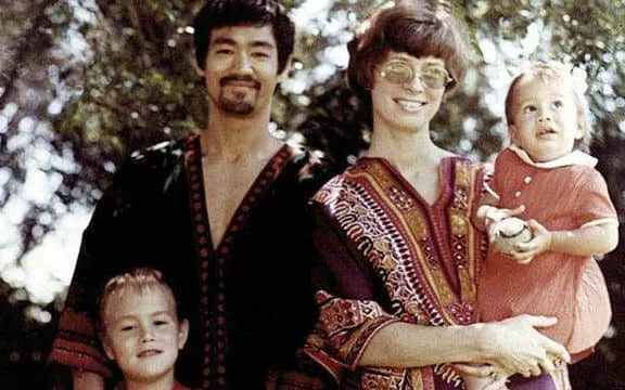 同是外籍华裔明星,吴亦凡活成笑话,李小龙依然不朽 同是外籍华裔明星,吴亦凡活成笑话,李小龙依然不朽