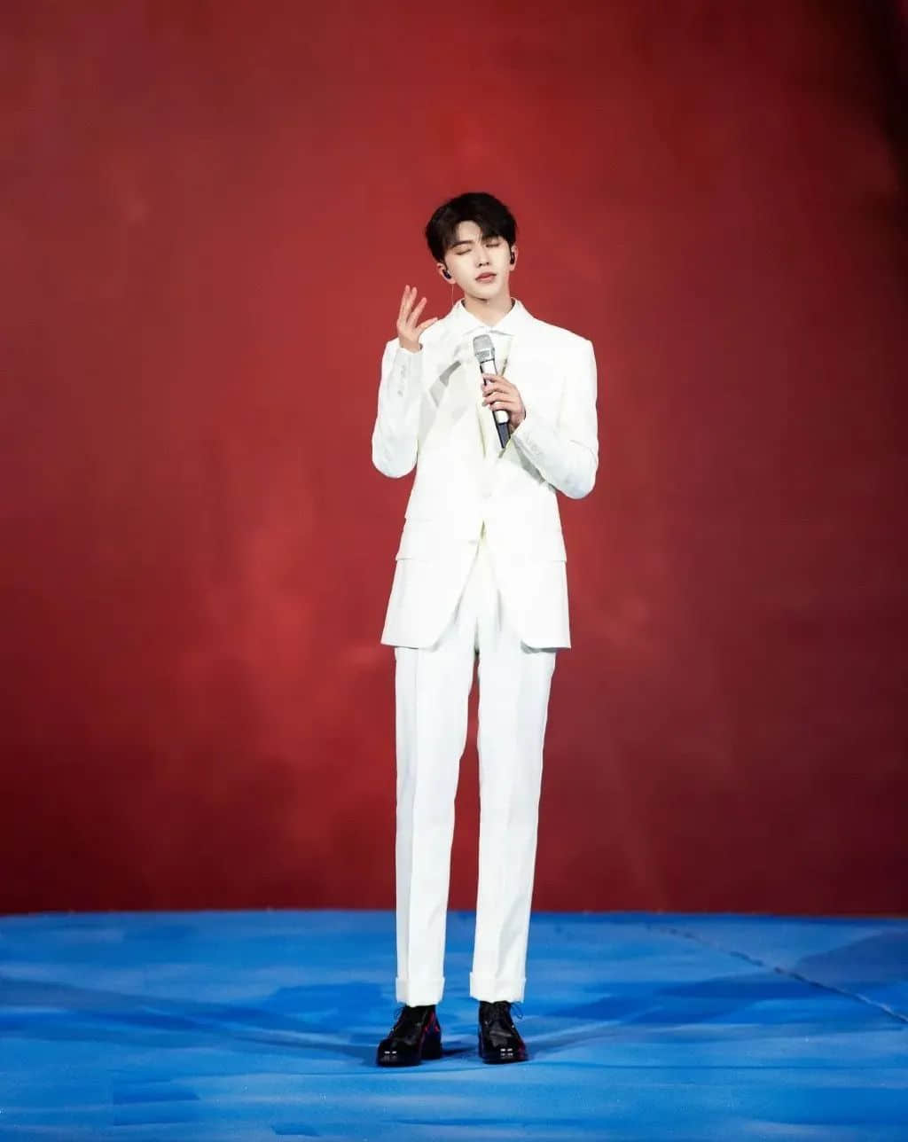 这个撬动香港娱乐圈的顶流,连TVB和四大天王都不敢得罪他...... 这个撬动香港娱乐圈的顶流,连TVB和四大天王都不敢得罪他......