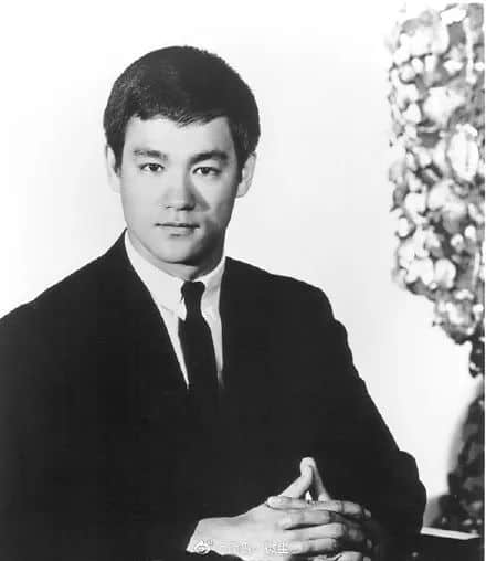 同是外籍华裔明星,吴亦凡活成笑话,李小龙依然不朽 同是外籍华裔明星,吴亦凡活成笑话,李小龙依然不朽